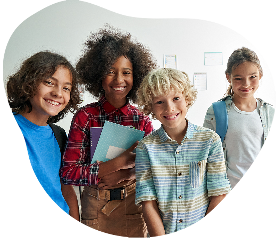 Mehrere Kinder / SchÃ¼ler stehen zusammen vor einem Klassenraum, multikulturelle Gruppe lÃ¤chelt in die Kamera